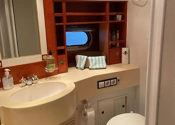 Ботель Waterfront Cozy Two Bedrooms Барселона