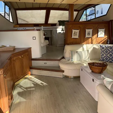 Ботель Waterfront Cozy Two Bedrooms *